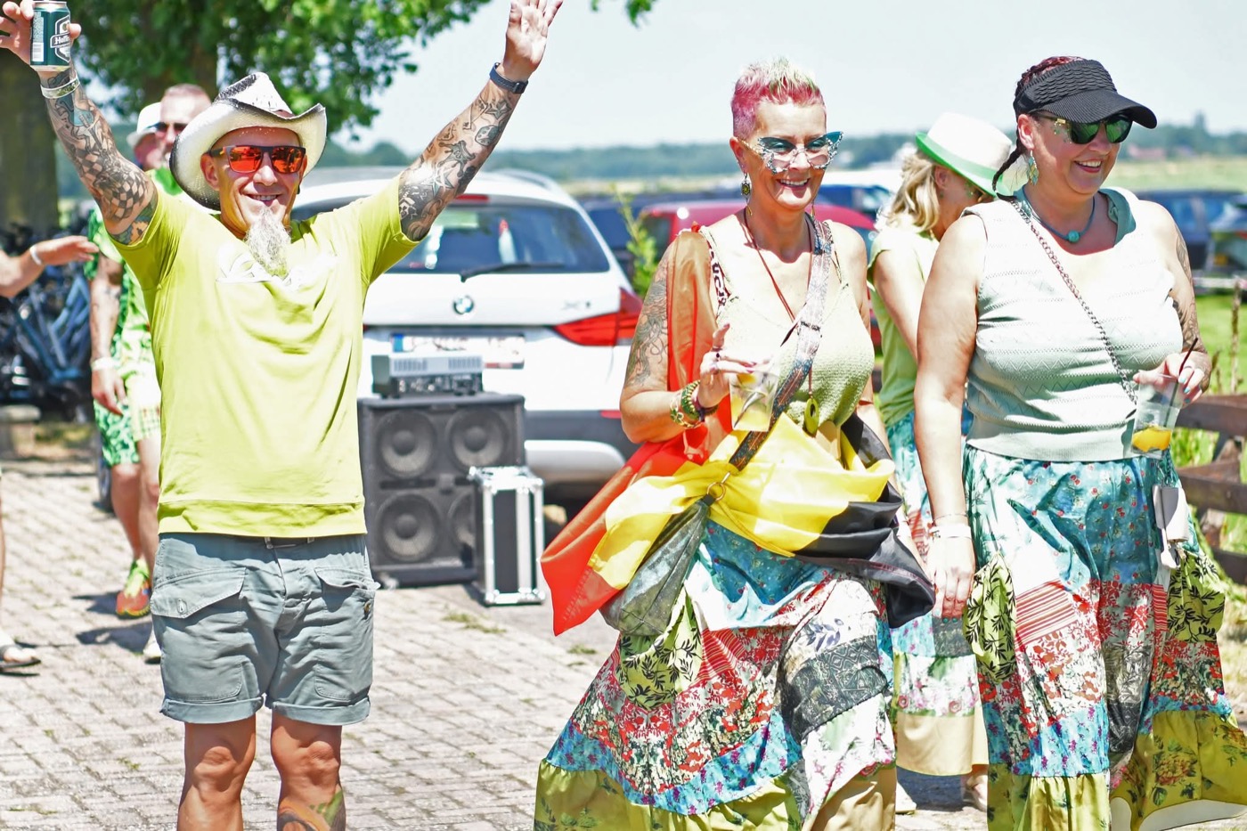 Feestvierders dansen met de armen in de lucht